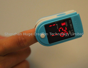 中国 手持ち型警報が付いている Bluetooth の子供の指先の脈拍の酸化濃度計 SpO2 サプライヤー